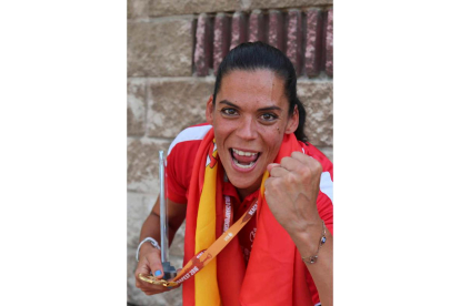 Raquel Caño, exultante a su llegada a León, con su oro y su trofeo como mejor ala del Mundial. SARA CAMPOS