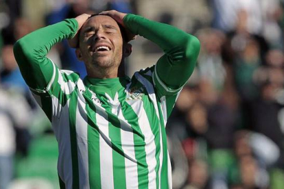 Rubén Castro se lamenta tras fallar una oportunidad, en un partido del Betis en el estadio Benito Villamarín.