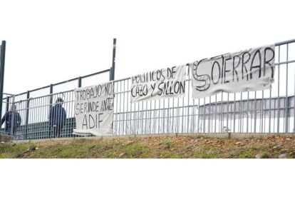 Pancartas en el paso de Párroco Pablo Díez. JONATHAN