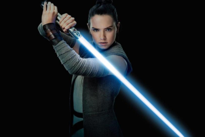 Daisy Ridley, en el papel de Rey, en una imagen promocional de Star Wars: Los últimos Jedi