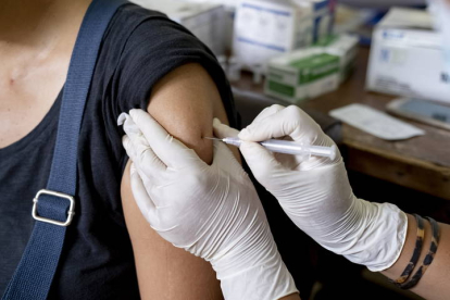 Países como Indonesia siguen sin completar las campañas de vacunación. MADE NAGI