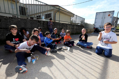 Los alumnos de Puente Almuhey comiendo la comida casera en la calle la semana pasada.