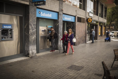 Oficinas de Banco Sabadell y CaixaBank.