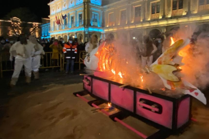 El entierro de la sardina en San Marcelo esta noche puso fin al carnaval 2022. RAMIRO