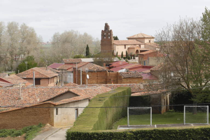 Imagen general de la localidad de Fuentes de Carbajal, con su iglesia al fondo. JESÚS F. SALVADORES