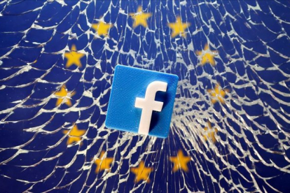 Ilustración de un logo de Facebook sobre un cristal roto con una bandera de la UE detrás.