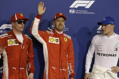Kimi Raikkonen, Sebastian Vettel y Valttweri Bottas, en el podio del sábado de Baréin.