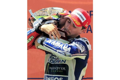 Jorge Lorenzo, en el podio de Montmeló tras lograr su victoria en MotoGP en el GP de Catalunya, este domingo. Andreu