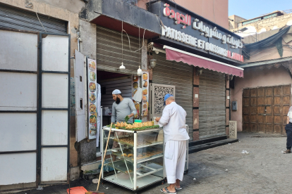 Una de las tiendas de las muchas que volvieron a abrir en la Medina pocas horas después del terremoto. MARÍA CARRO