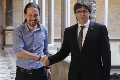 Pablo Iglesias y Carles Puigdemont, en el Palau de la Generalitat, en abril del año pasado.