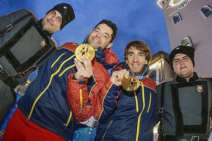 Jon Santacana (segundo por la derecha) y su guía, Miguel Galindo, posan con la medalla de oro conseguida en la prueba de descenso de los Juegos Paralímpicos de Sochi.