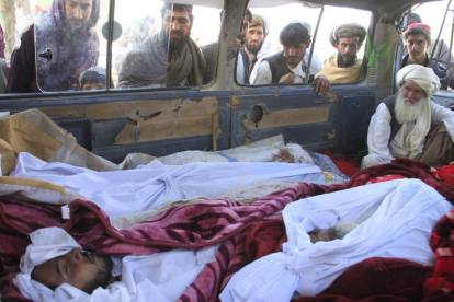 Varios muertos en los últimos combates en Afganistán yacen en una furgoneta. SAYED MUSTAFÁ