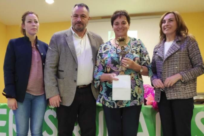 Entrega del premio Mujer Rural 2019 a Paulina Nistal por parte de Eduardo Morán. A. RODRÍGUEZ