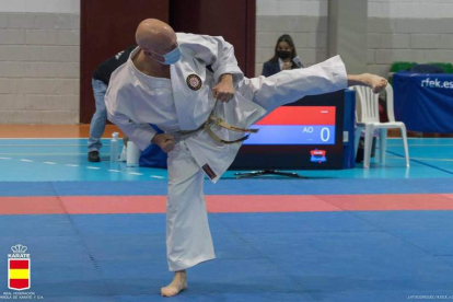 El leonés Ángel García, medalla del bronce en el Nacional, es cinturón Negro 8° DAN de karate. DL