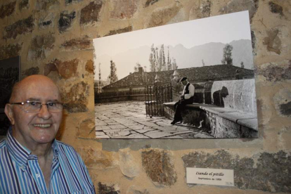 El veterano fotógrafo leonés Manuel Martín, durante la inauguración de la muestra. CAMPOS