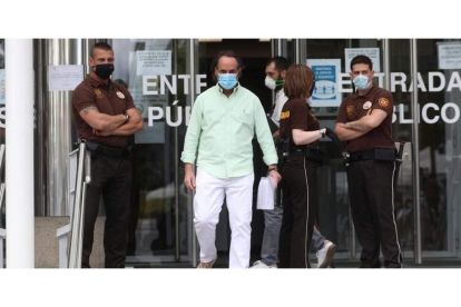 Imagen de un hombre saliendo de la oficina del Sepe en Barcelona. RODRGO JIMÉNEZ