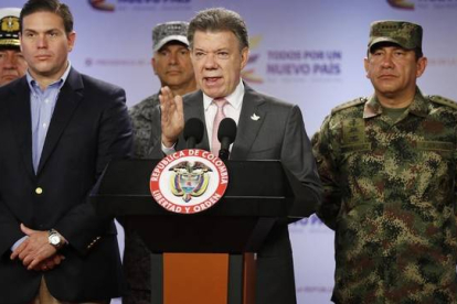 Santos (centro) anuncia la muerte de 26 guerrilleros en el oeste del país, este viernes.