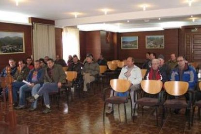 Reunión de los miembros de la asociación de vecinos de la reserva regional de caza de Riaño