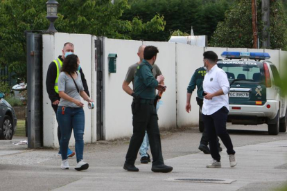 Miembros de la Guardia Civil montan guardia en la vivienda ubicada en La Mata, en el municipio de Grado (Asturias), en la que se produjo una fuga de gas por la que murió el bodeguero Eduardo Suárez. EFE