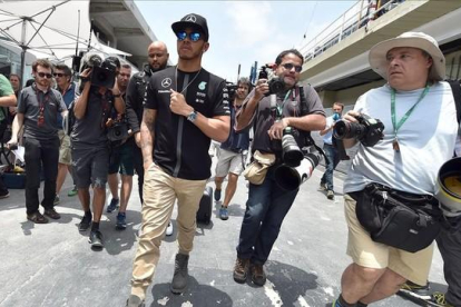 Hamilton llega al circuito de Interlagos.