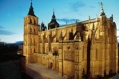 Imagen nocturna de la catedral de Astorga. DL