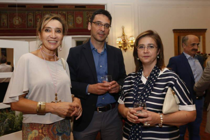 Victoria Seco (Directora general de Telecomunicaciones), Bernardo Castro (Bankia) y Nuria González Rabanal (Economistas). JESÚS