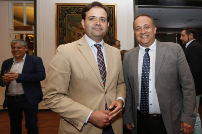 Tino Rodríguez (secretario provincial del PSOE) y Gerardo Álvarez Courel (presidente del Consejo Comarcal del Bierzo). JESÚS