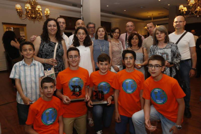 Los jóvenes de La Anunciata ganadores del premio Innova junto con sus familias después de la ceremonia. JESÚS