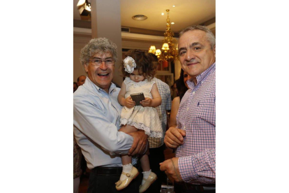 Jacinto Mendoza (Ensaladas Verdes), con su nieta Vera Jiménez y Dionisio Rodríguez. JESÚS