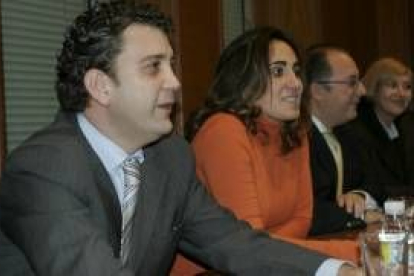 El alcalde, Carlos López Riesco, ayer junto a la consejera de Comercio, María José Córdula