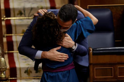 Pedro Sánchez abraza a la ministra María Jesús Montero en el pleno en el que se aprobaron los Presupuestos. JUAN CARLOS HIDALGO