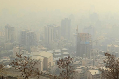 Vista de Teherán cubierta por la capa de polución.