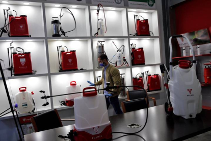 Trabajadores de la empresa valenciana Grupo Sanz se dedican a producir mochilas eléctricas con batería de litio, presión constante, mismo tamaño de gota y efecto de nebulizaciónon. MANUEL BRUQUE