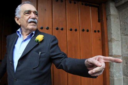 García Márquez a la puerta de su casa en México el pasado 6 de marzo, día de su cumpleaños, atiende a los periodistas.