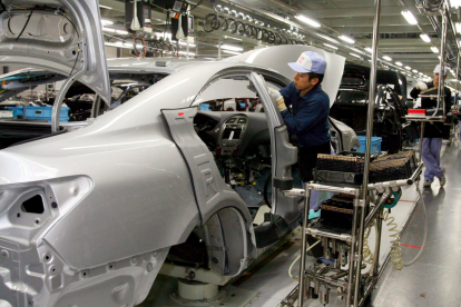 Operarios trabajan en una planta de ensamblaje de vehículos. EVERETT KENNEDY BROWN / EFE