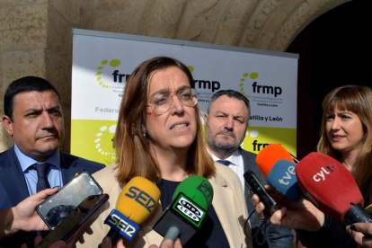 La presidenta de la FRMP, Ángeles Armisén, y tras ella, Eduardo Morán. A. ÁLVAREZ