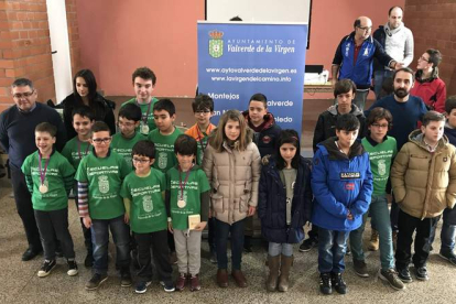 Los jugadores galardonados del Ayuntamiento de Valverde de la Virgen posan con sus medallas.