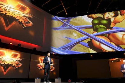 Asad Qizilbash, directivo de Sony, presenta 'Street Fighter V' en la feria E3 de Los Angeles.