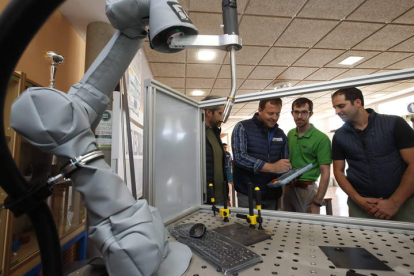 Manuel Ibáñez explica el funcionamiento del robot de soldadura robótica colaborativa. ramiro