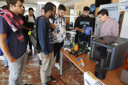 Algunos alumnos observan las impresoras 3D. RAMIRO