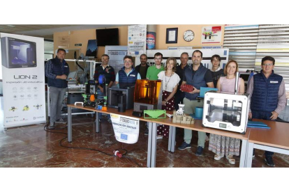 El socio de León 3D, con algunos de los profesores que se forman en fabricación aditiva. ramiro