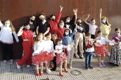Alumnos de la Escuela Ángela de Córdoba clasificados para el campeonato mundial de danza. DL
