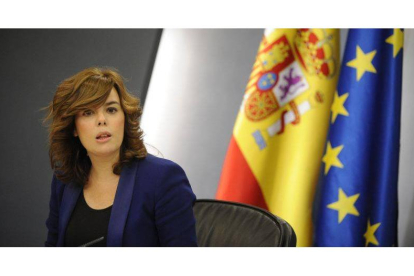 La vicepresidenta primera, Soraya Sáenz de Santamaría, durante su primera rueda de prensa como portavoz del Gobierno.