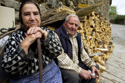 Adelina Álvarez y Sergio Álvarez son testigos de casi un siglo en La Cabrera, en Odollo, donde criaron a ocho hijos. Casi todos son pescaderos en Madrid. El longevo matrimonio prefiere vivir en el pueblo.