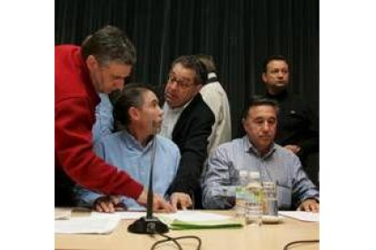 Silvano y Baldomero durante una Asamblea de Socios de la Deportiva