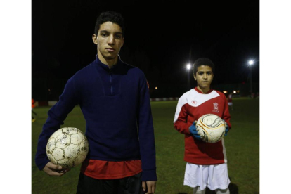 Jalal, de 17 años, e Ismael,de 12, en el campo de Trobajo del Cerecedo