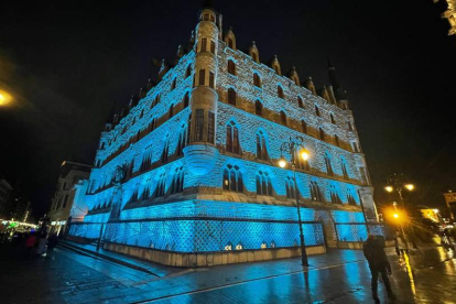 El edificio de Botines estrena una nueva imagen nocturna con una potente iluminación. DL