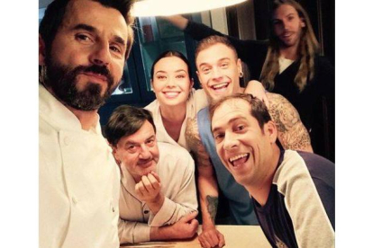 Foto de Instagram de la actriz Dafne Fernández, con sus compañeros de 'Chiringuito de Pepe'.