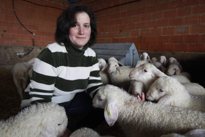 Noelia Aparicio, en una foto de archivo durante una entrevista, junto a sus ovejas. JESÚS F. SALVADORES