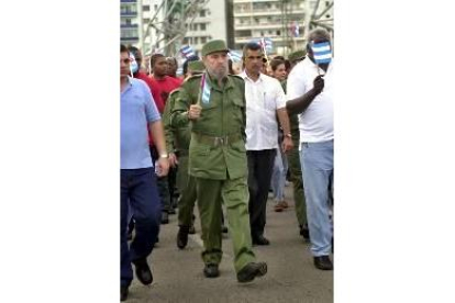 Fidel Castro encabeza la manifestación en contra de EE.UU.